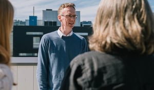 En gruppe mennesker som snakker utendørs
