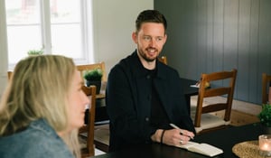 Person med notatblokk