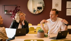 Personer som snakker og lytter til hverandre