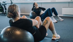 Personer som trener sammen