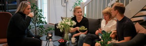 En gruppe mennesker som prater og drikker kaffe